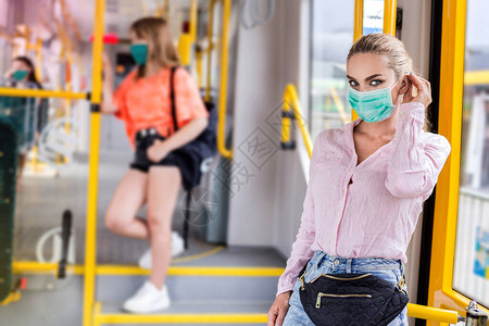 戴着呼吸面罩乘坐公共交通工具的年轻女子冠状期间的公共交通概念冠状图片