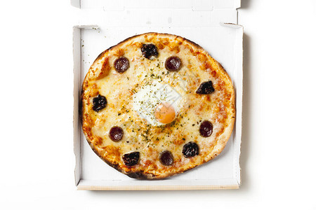纸板箱里的鸡蛋和香肠披萨图片