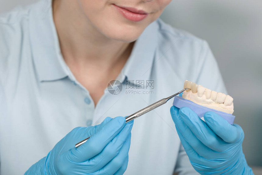 女牙医技术员在牙科大牙里图片