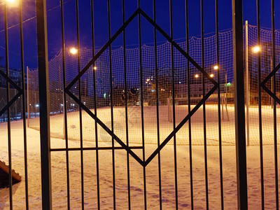 夜间运动场冬季在栅栏图片