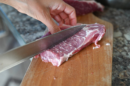 一块肉被砍在木板上图片