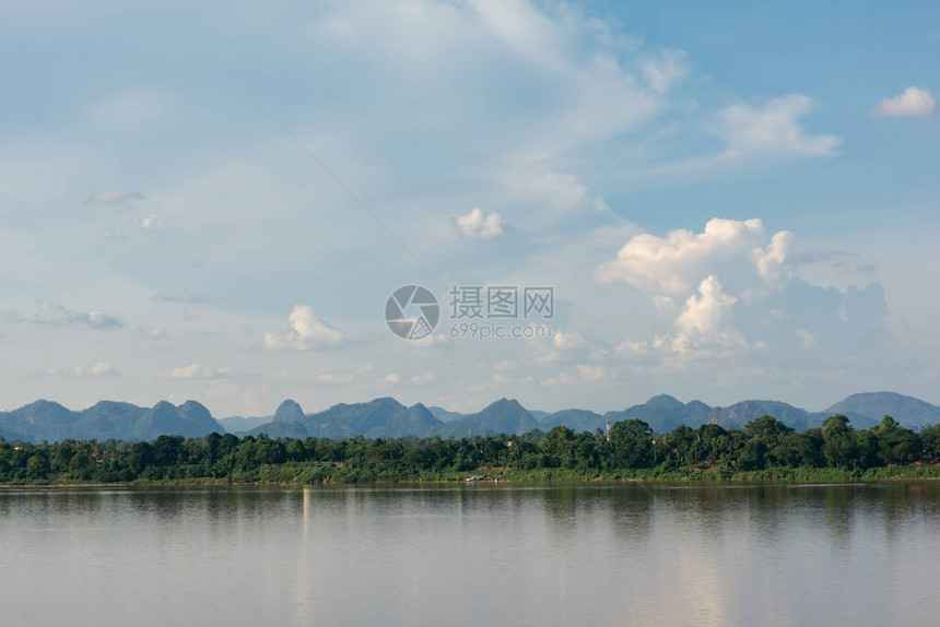 河流和环流积云在蓝图片