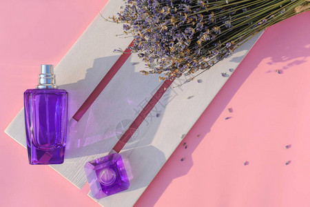 木托盘上的薰衣草花香水和干薰衣草花带有时尚阴影的紫色香水瓶平静的香味图片