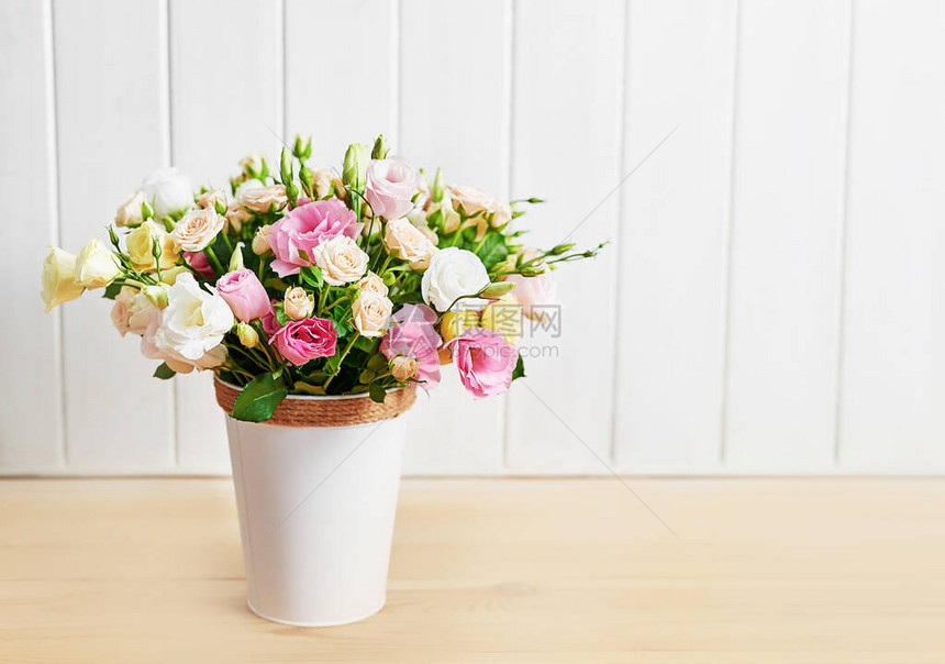 妇女节的鲜花母亲节贺卡花瓶里的洋桔梗和玫瑰花束生日快乐图片