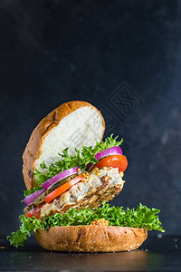 汉堡美味烤肉饼三明治和蔬菜份量有机健康的天然产品部分顶视图放置图片