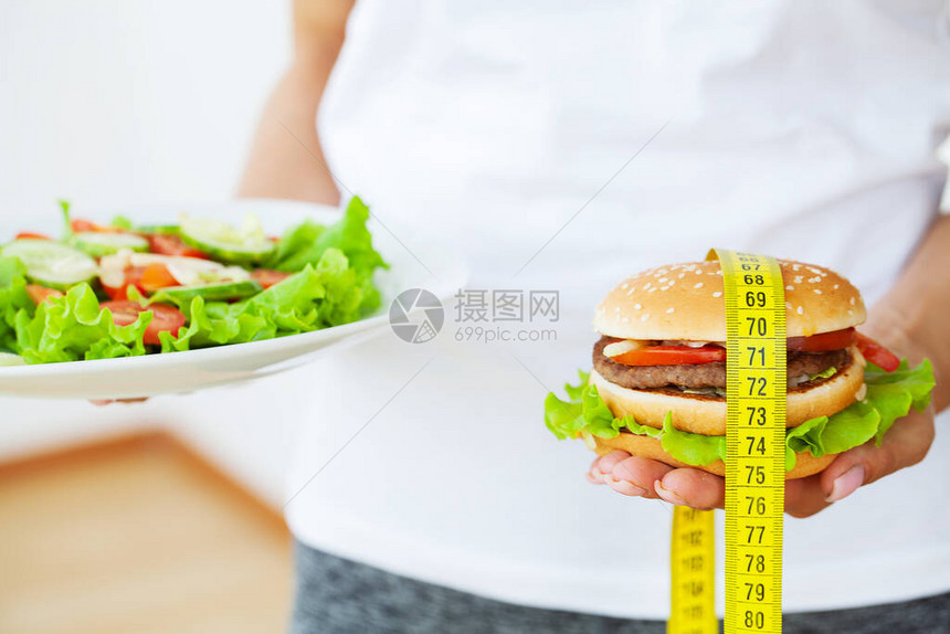 有害的食品脂肪汉堡旁边图片