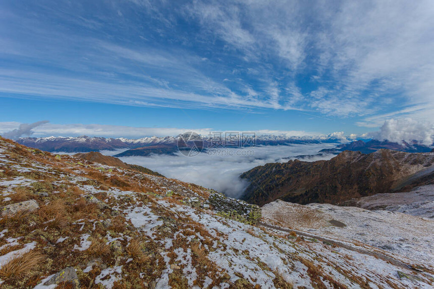 从意大利奥地利边境的十字冠上看到的陶伦山脊惊人的全景图片