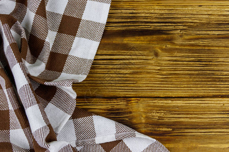 硬木制厨房桌上的棕色折式餐巾纸顶视图片