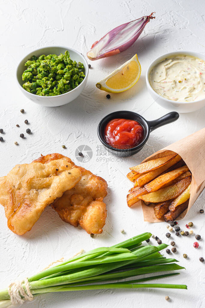 鱼和薯条与蘸酱和柠檬在白色背景上的纸锥与所有组件经典食谱外卖食品白色石头纹理背景侧视图ckos图片