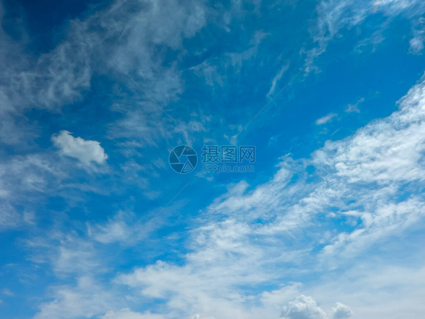 蓝色天空有云彩图片