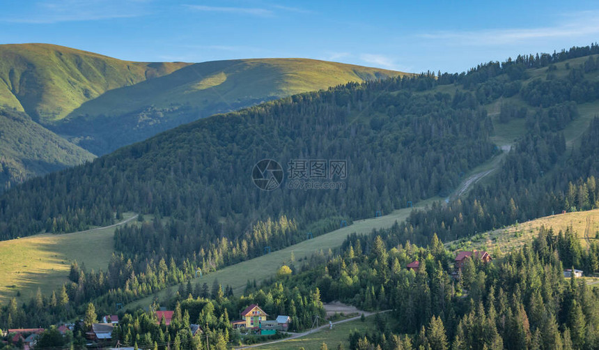 夏月风景与喀尔巴阡山脉博尔扎图片