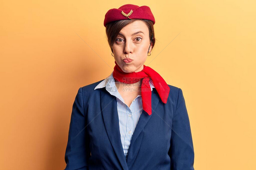 年轻美女身穿空姐制服图片