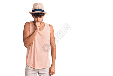 身戴暑期帽子感到不舒服和咳嗽的年青西班牙男子感冒或图片