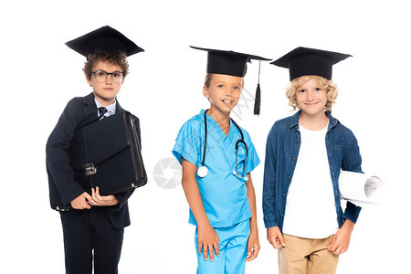 戴着毕业帽的孩子们穿着不同职业的服装图片
