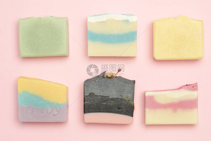 粉红背景的手工制作肥皂条自制无有毒天图片