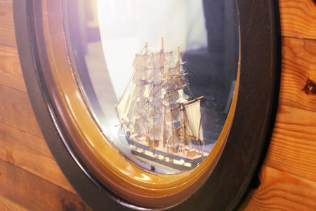 船的圆窗口有帆装饰和装饰图片