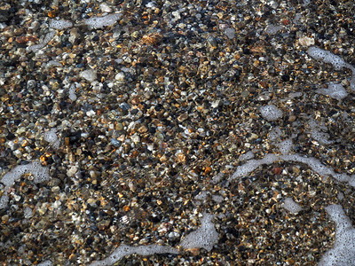 本底有小块卵石多色海宝石覆盖着清水图片