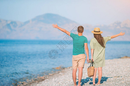 两个家庭度假在海滩度假图片