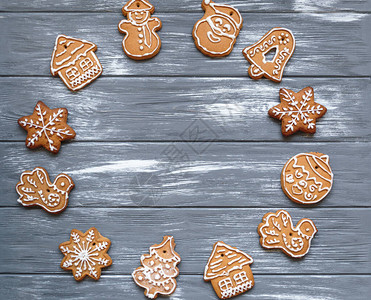 灰色木制背景上的自制圣诞姜饼雪花星树雪人鹿的形状假日庆祝和烹图片