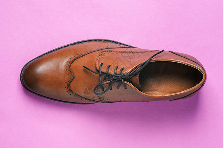 粉红色背景上的时尚鞋男士皮鞋男士时尚适合日常行走的办公鞋图片