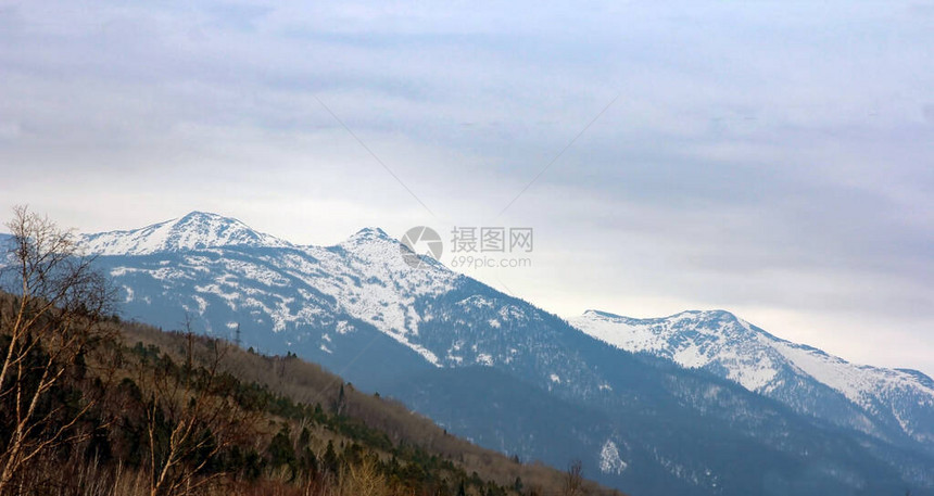 山脊覆盖着雪和阴天图片