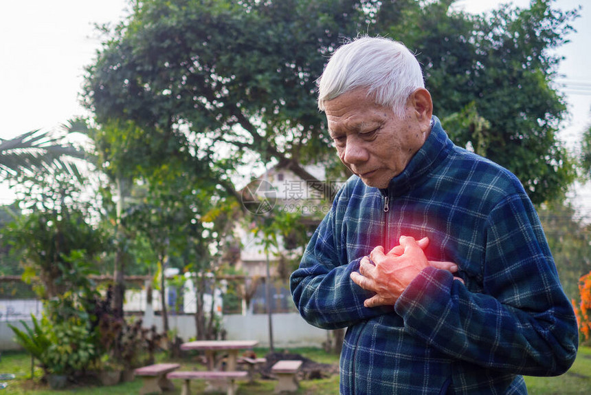 老人站在花园里捂着胸痛心绞痛或心肌梗塞或心脏病发作的最初迹象老人和医图片