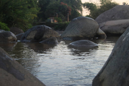 流淌的河流中的大石头图片