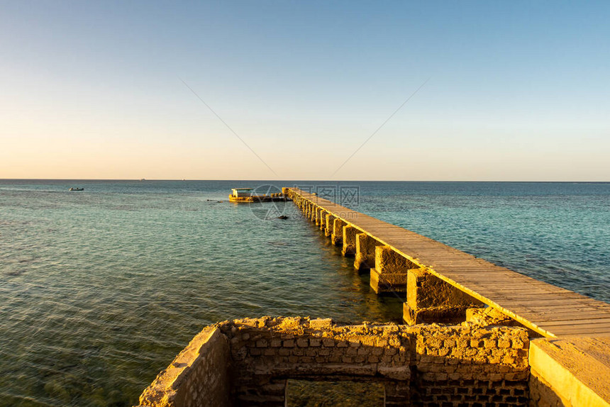 苏丹港附近红海的Sanganeb珊瑚礁灯塔jetty旧木头码jetty位于Sanganeb国图片