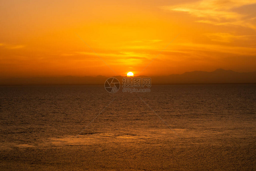 红海与苏丹山丘上空最平淡的橙色日落图片
