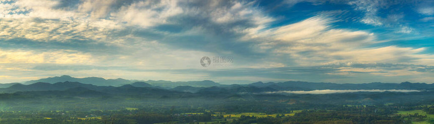 全景蓝天山全景观蓬松白云夏季阳光早晨cloudscape蓝色天际线阳光气候全景背美好的天堂图片