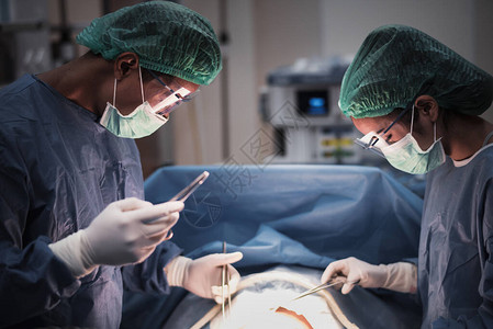 医院外科手术急诊室的医生或外科医生团队显示患者心率图片