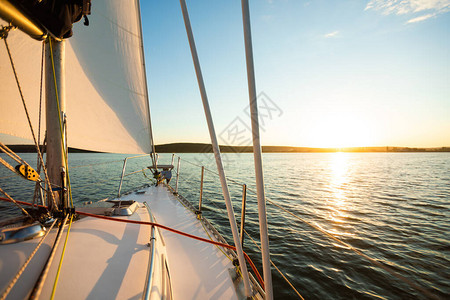 白游艇或Catamaran号帆船在夏天的海上航行游览节日空间图片