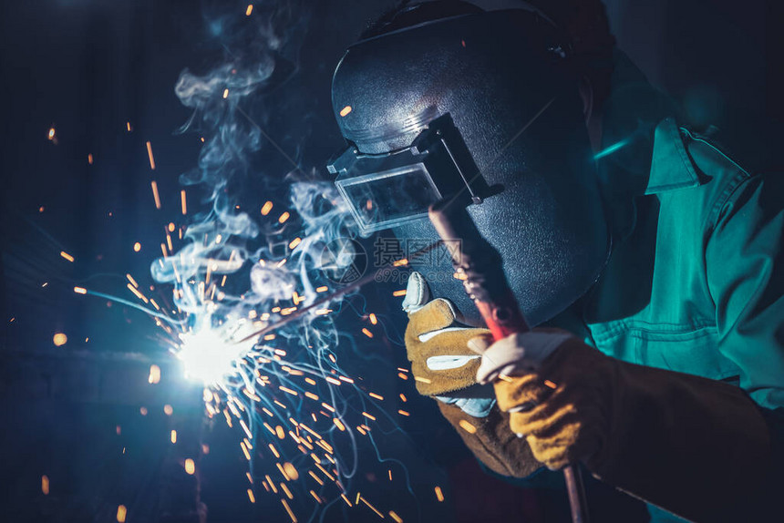 金属焊接钢厂使用电弧焊机在工厂焊接钢手工技能劳动理念的金属制品造和图片