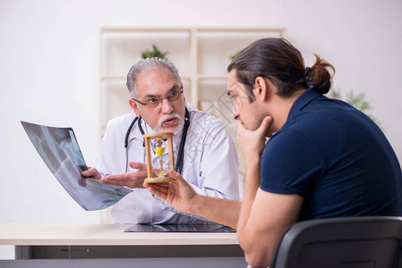 男病人在时间管理概念方面的男病人到访医图片