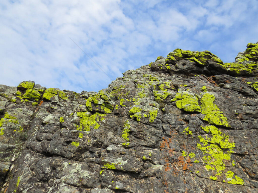 其中一块岩石被地衣覆盖在圣灵城堡奥尔克洪岛的权力之地图片