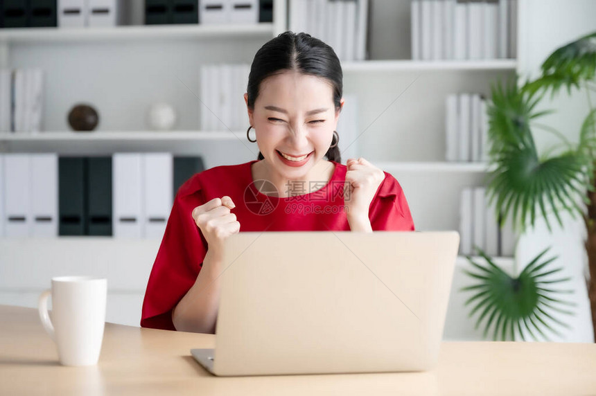 兴奋的女欣喜若狂地庆祝在线赢得成功就图片