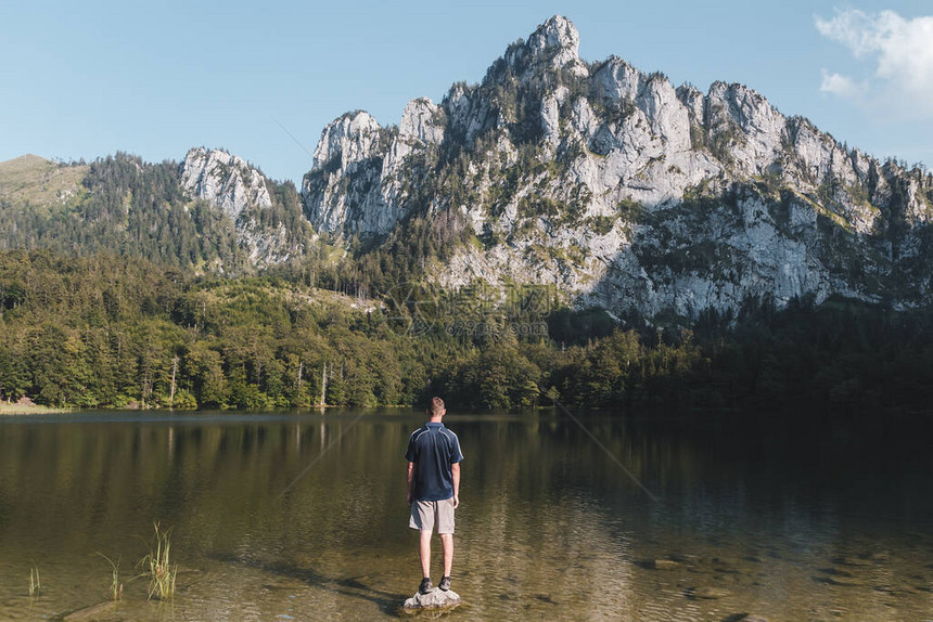 青年男子站在劳达西山的岩石上奥地利夏季风景SummerAustriaEu图片