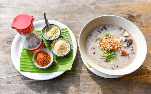 Mush或大米粥用猪肉片煮饭和蘑菇和蔬菜图片