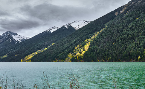 山脚的绿松石湖图片