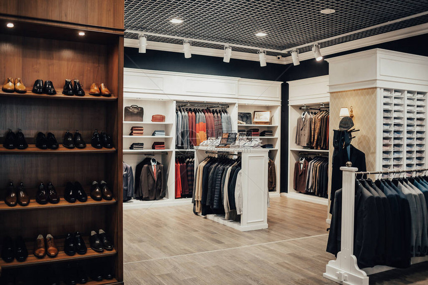 衣服和配件商店里的架子与时尚男鞋的货架许多经典的鞋子和靴子棕色调店内精美皮革男图片
