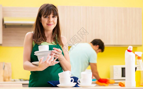 年轻夫妇在厨房工图片