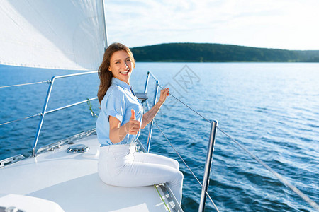 游艇在海上航行愉快的帆船上搭乘快乐女子游艇图片