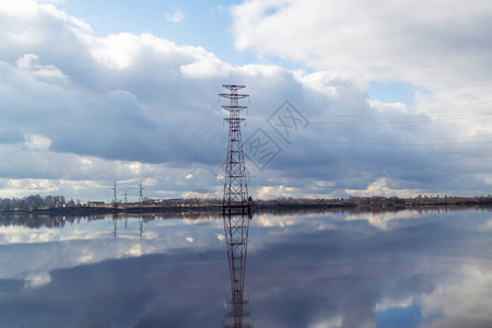 横跨拉脱维亚道加瓦河的输电线路优美的风景拉脱维亚的质美丽的云彩在蓝天图片