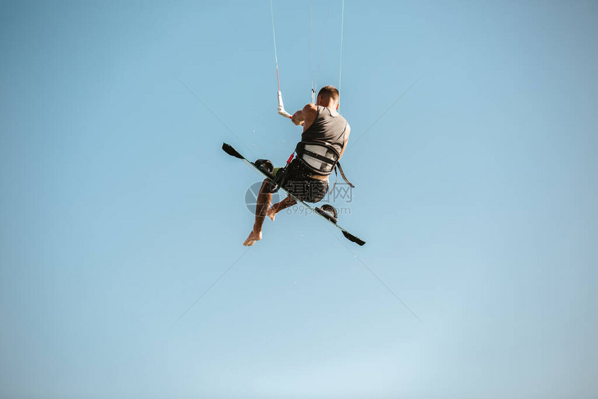 海浪中的人手KitesurfingKiteboard动作图片