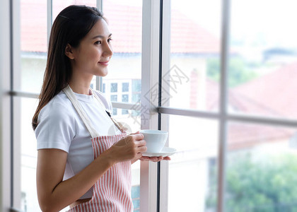 手里拿着杯子的漂亮女孩图片