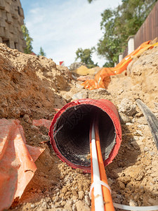 道路下带肋管中的数据光纤电缆HDPE和保护管中的电线建造金属图片