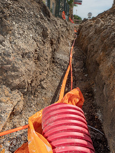 道路下带肋管中的数据光纤电缆HDPE和保护管中的电线建造金属图片