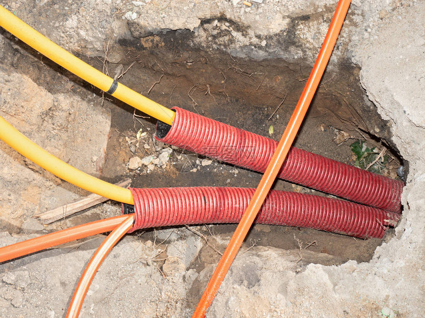 装有电线的建筑战壕安装电信缆光纤路面工程图片