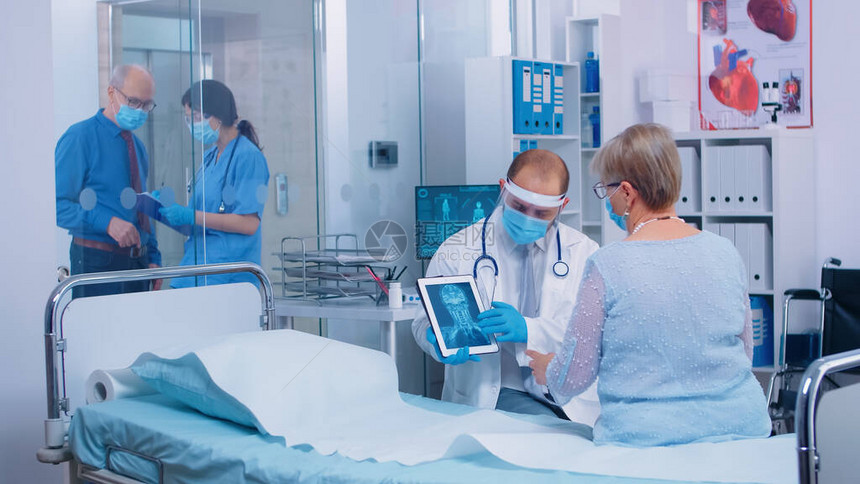 在现代私人诊所或医院的数字平板电脑上图片