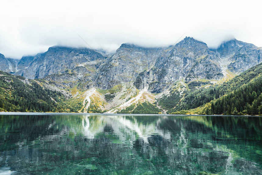 塔特拉山公园秋天的秋湖风景图片